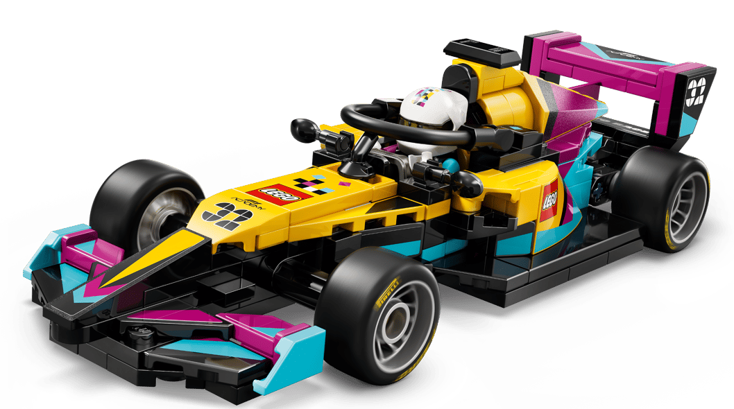 Ein gelber Lego-Rennwagen mit schwarzen, teal- und magentafarbenen Akzenten und einem Fahrer mit weißem Helm.