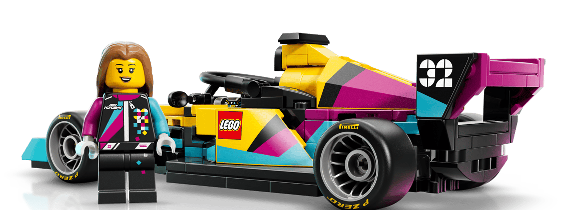 Lego-Minifigur neben einem bunten Lego-Rennwagen mit der Nummer 32.