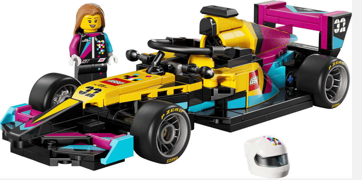 Ein Lego-Rennwagen mit Fahrerfigur und Helm, in Gelb, Schwarz, Pink und Blau.