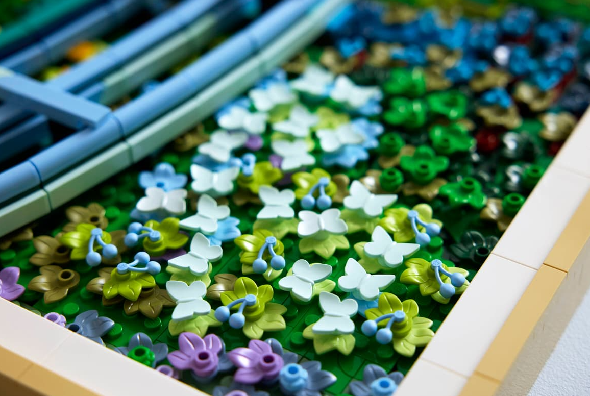 Eine Lego-Gartenszene mit weißen, blauen und lila Schmetterlingen und Blumen.