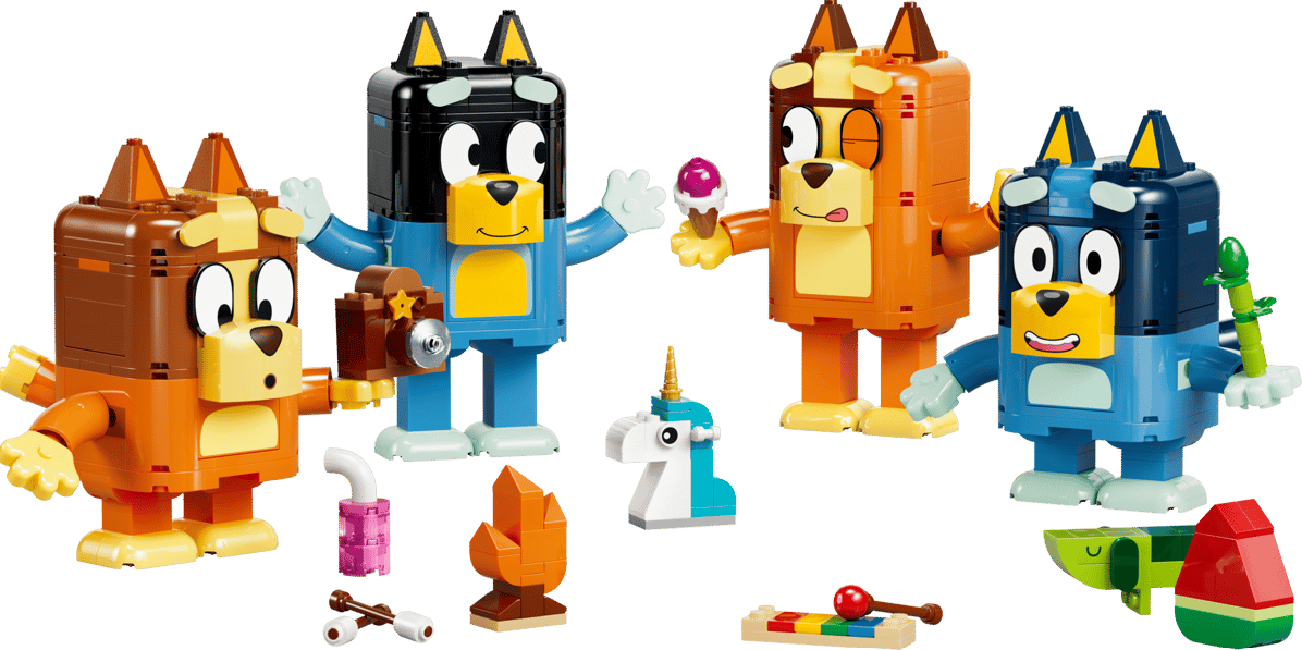 Lego-Figuren von Bluey, Bingo, Bandit und Chilli mit Eis, Einhorn, Feuer und Musikinstrument.