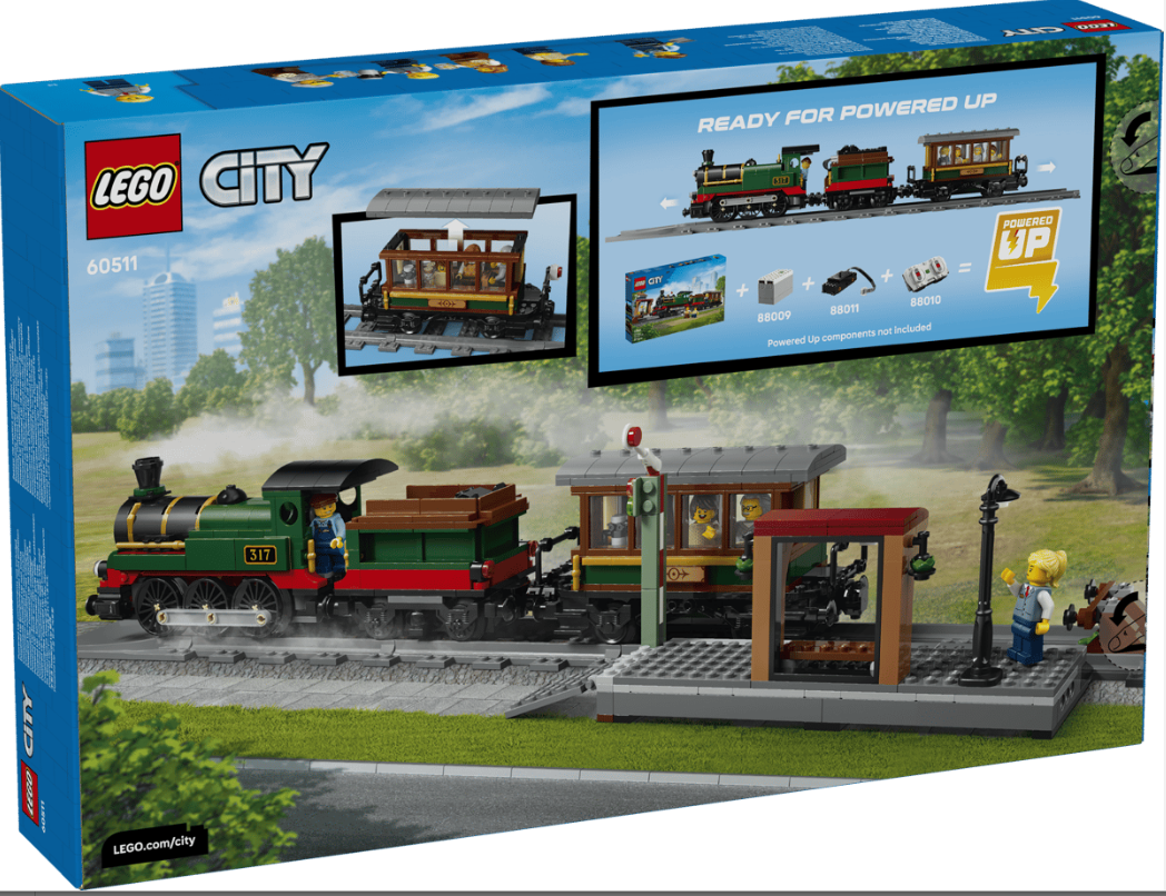 Lego City Zug mit zwei Waggons und Figuren auf einer Bahnsteigplattform.