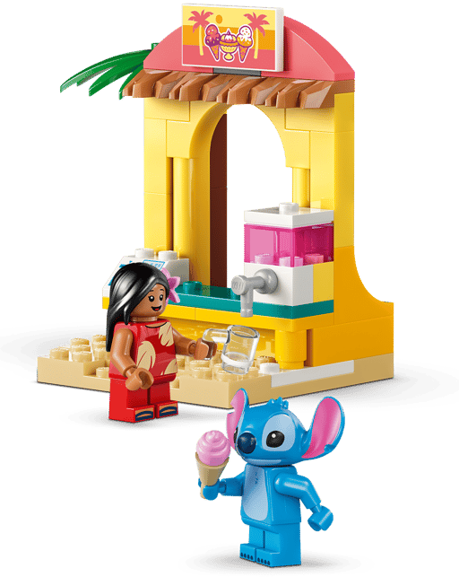 Lilo und Stitch essen Eis vor einem Stand am Strand.