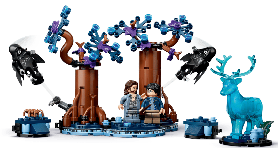 Lego-Set mit zwei Figuren, einem Baum, einem Hirsch und zwei schwarzen Kreaturen.