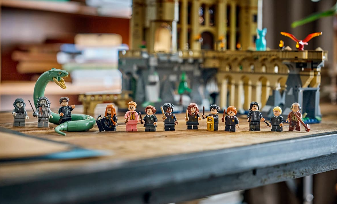 Lego-Figuren von Harry Potter und eine Schlange vor einer Lego-Burg.