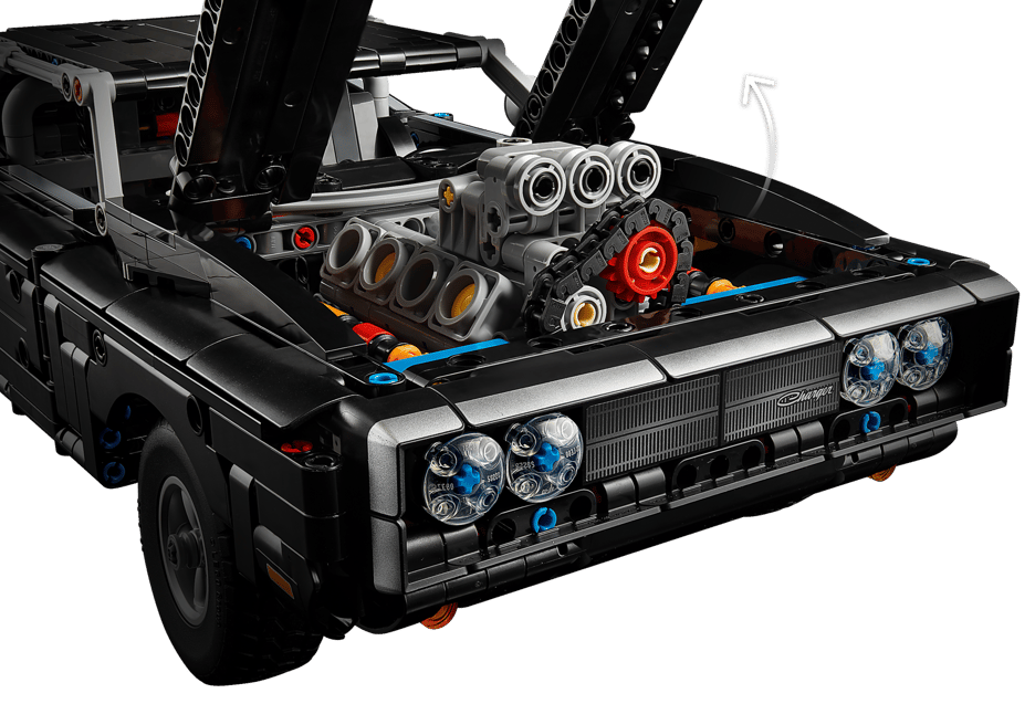 Schwarzer LEGO Technic Dodge Charger mit geöffneter Motorhaube und sichtbarem Motor.