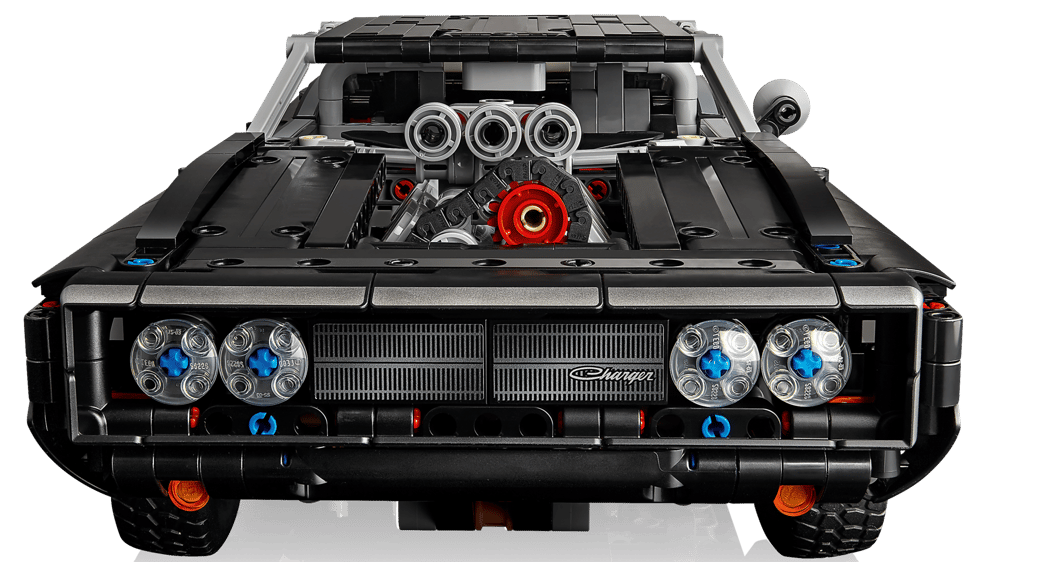 Schwarzer LEGO-Nachbau eines Dodge Chargers mit offenliegendem Motor und blauen Akzenten.