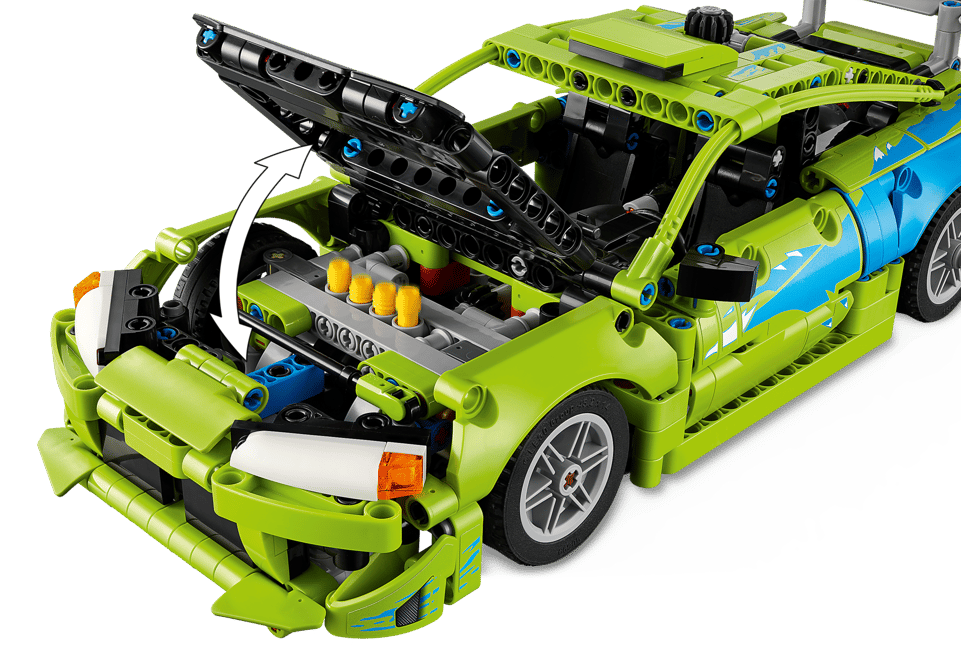 Grünes Lego-Auto mit geöffneter Motorhaube, das den Motor zeigt.