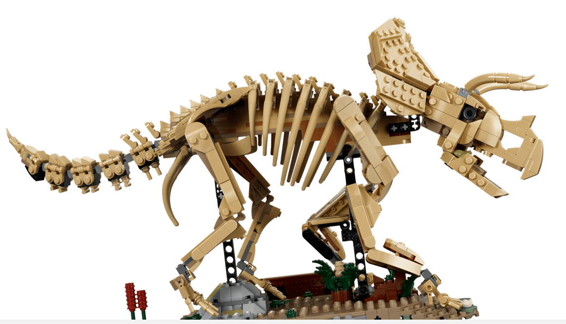 Ein beigefarbenes Lego-Skelett eines Dinosauriers mit Hörnern und einem Schwanz.