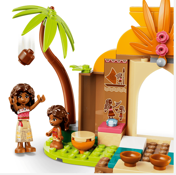 Zwei LEGO-Figuren stehen neben einem Baum und einem Gebäude mit tropischen Dekorationen.