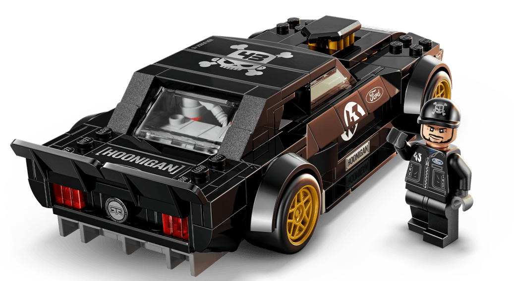 Schwarzer Lego Ford Mustang Hoonigan mit goldenen Felgen und einer Lego-Minifigur.