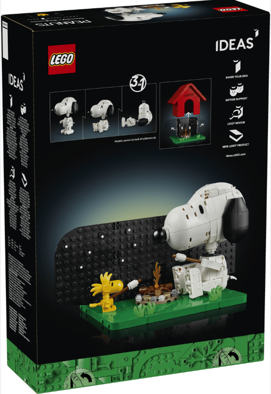 LEGO Snoopy und Woodstock auf einer grünen Basis mit Lagerfeuer, schwarzer Wand im Hintergrund.