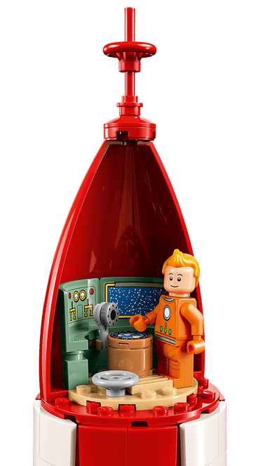 Ein Lego-Astronaut in orangefarbener Kleidung steht im Cockpit eines roten Raketenmodells.