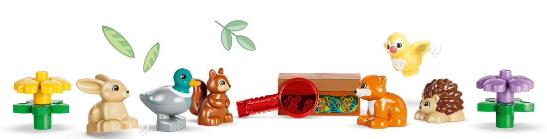 Bunte Legofiguren von Waldtieren und Blumen auf weißem Hintergrund.