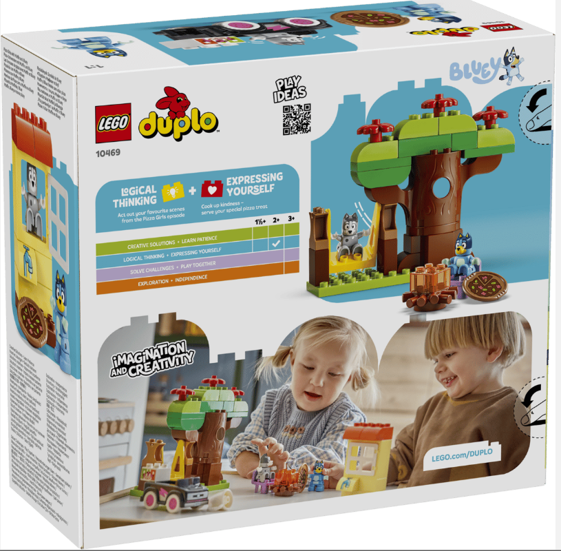 LEGO Duplo Box zeigt eine Szene mit Bluey-Figuren, einem Baumhaus und Kindern beim Spielen.
