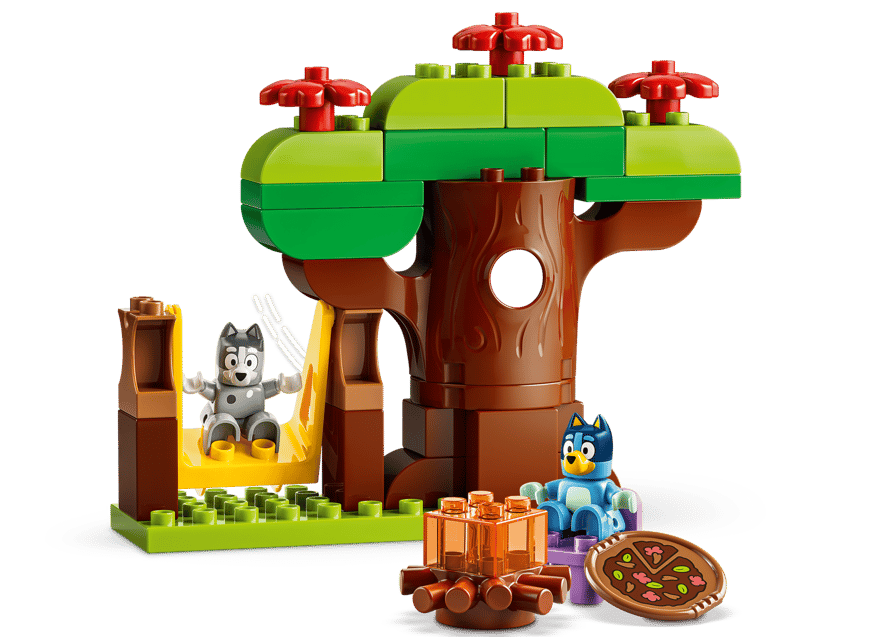 Ein LEGO-Spielset mit einem Baum, Figuren, Schaukel, Lagerfeuer und Pizza.