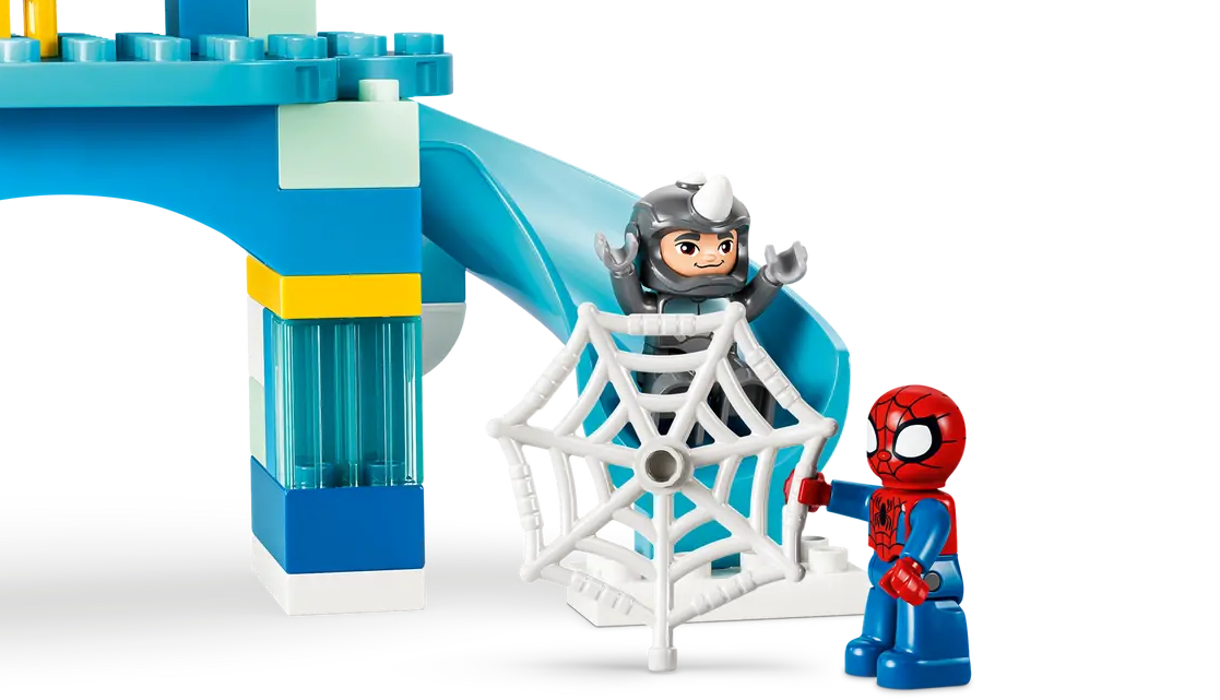 Spider-Man und ein Rhino-Charakter auf einer Lego-Rutsche mit Spinnennetz.