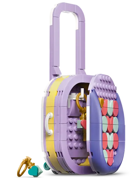 Lila Koffer aus LEGOs, offen mit Anhänger und Schatz.