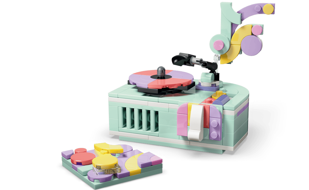 Ein mintgrüner Lego-Plattenspieler mit bunten Platten und einem abnehmbaren Plattenteller.