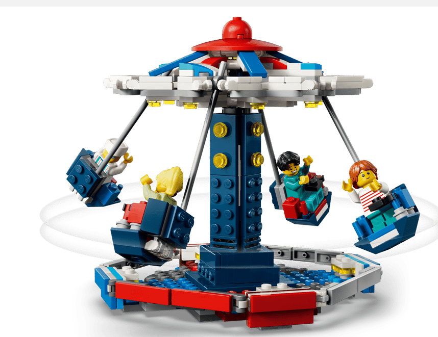 Ein Lego-Karussell mit vier Sitzen, die von Minifiguren besetzt sind.