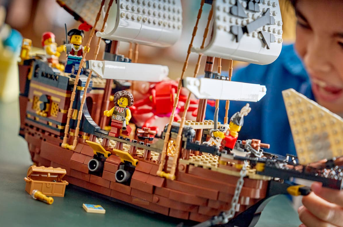 Detailreiche Lego-Piraten-Schiffsmodell mit Minifiguren, Kanonen und Schatzkiste.
