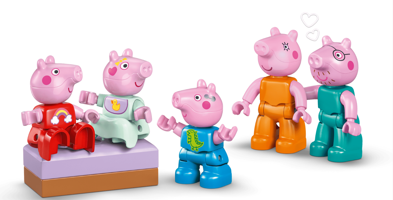 Fünf Peppa Wutz Figuren aus Bausteinen, vier sitzend, einer stehend.