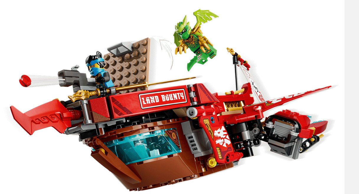Ein rotes Lego-Fahrzeug mit Figuren und einem grünen Drachen fliegt.