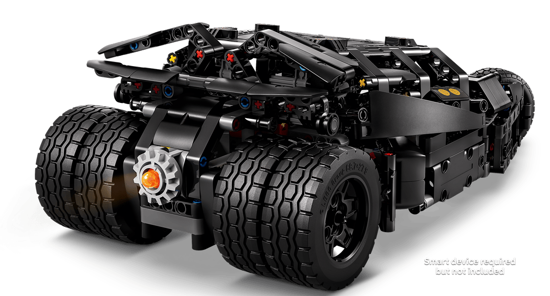 Ein schwarzes LEGO-Technic-Modell eines Batmobils mit großen Reifen und sichtbaren mechanischen Details.