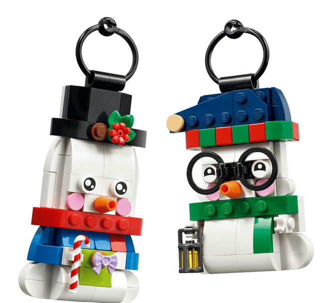 Zwei LEGO-Schneemänner mit Schlüsselringen, einer mit Zylinder, der andere mit Mütze und Brille.