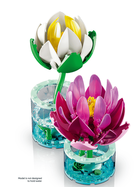 Zwei LEGO-Blumenmodelle: eine weiße und gelbe, eine rosa und eine grüne.