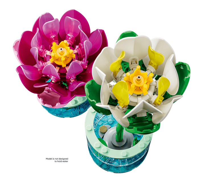 Zwei Lego-Blumen: eine pinke und eine weiße, in einem Topf mit transparentem Boden.