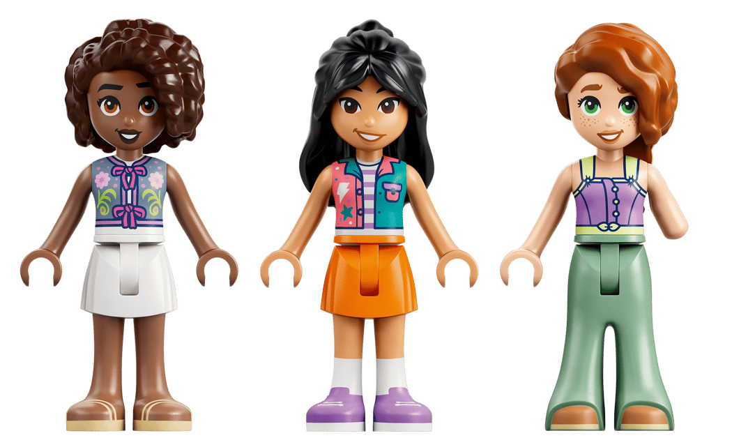 Drei bunte Lego-Figuren mit unterschiedlichen Frisuren und Kleidung stehen nebeneinander.