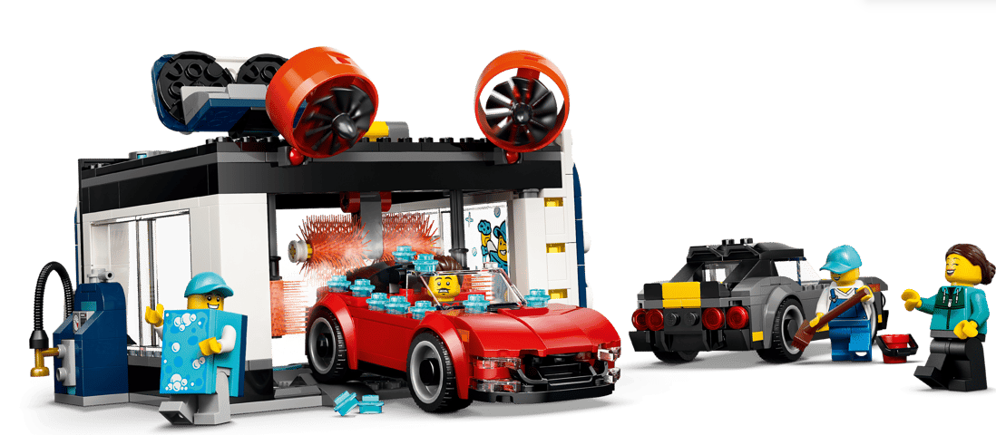 Lego-Autowaschanlage mit rotem Sportwagen, grauem Auto und drei Minifiguren.