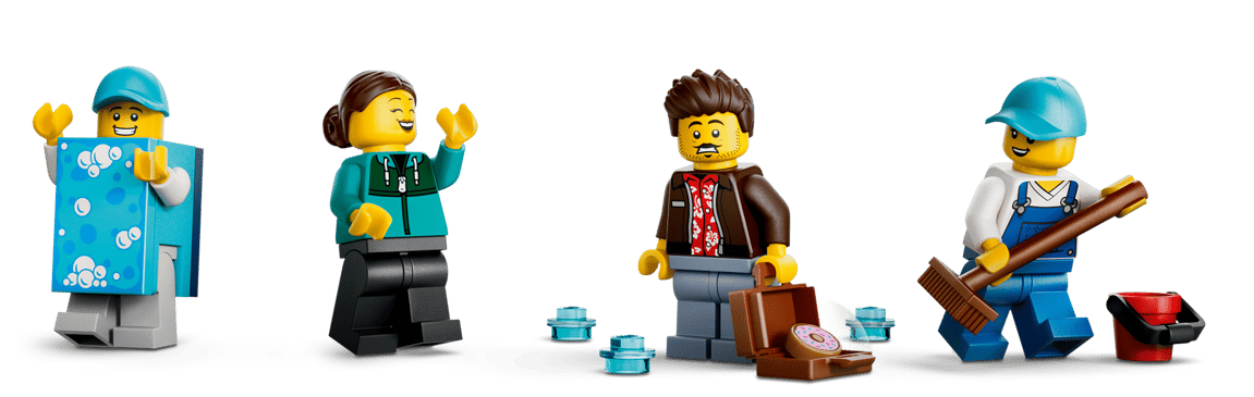 Vier Lego-Figuren: eine im blauen Blasenkostüm, eine winkend, eine mit Donut, eine mit Besen.