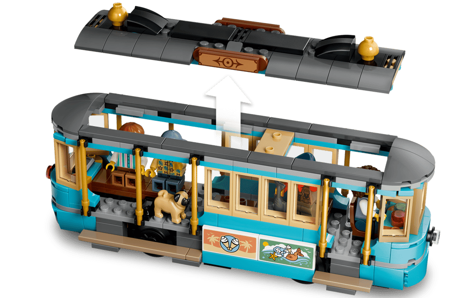 Eine blaue Lego-Straßenbahn mit Figuren und einem Mops. Das Dach wird abgehoben.