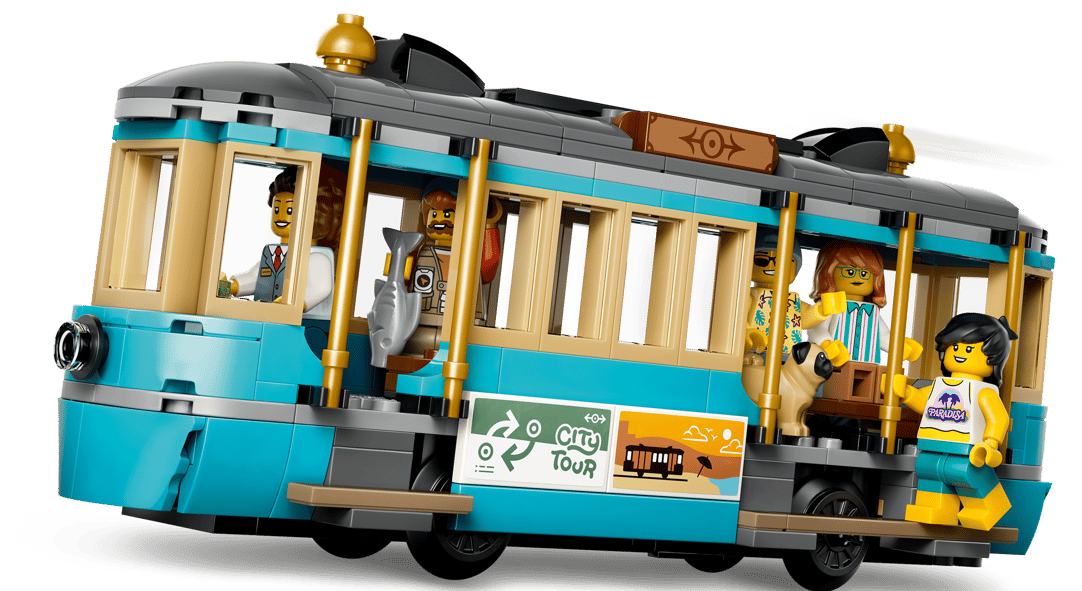Eine blaue und beige Lego-Straßenbahn mit mehreren Lego-Figuren und einem Mops. City Tour-Grafiken an der Seite.