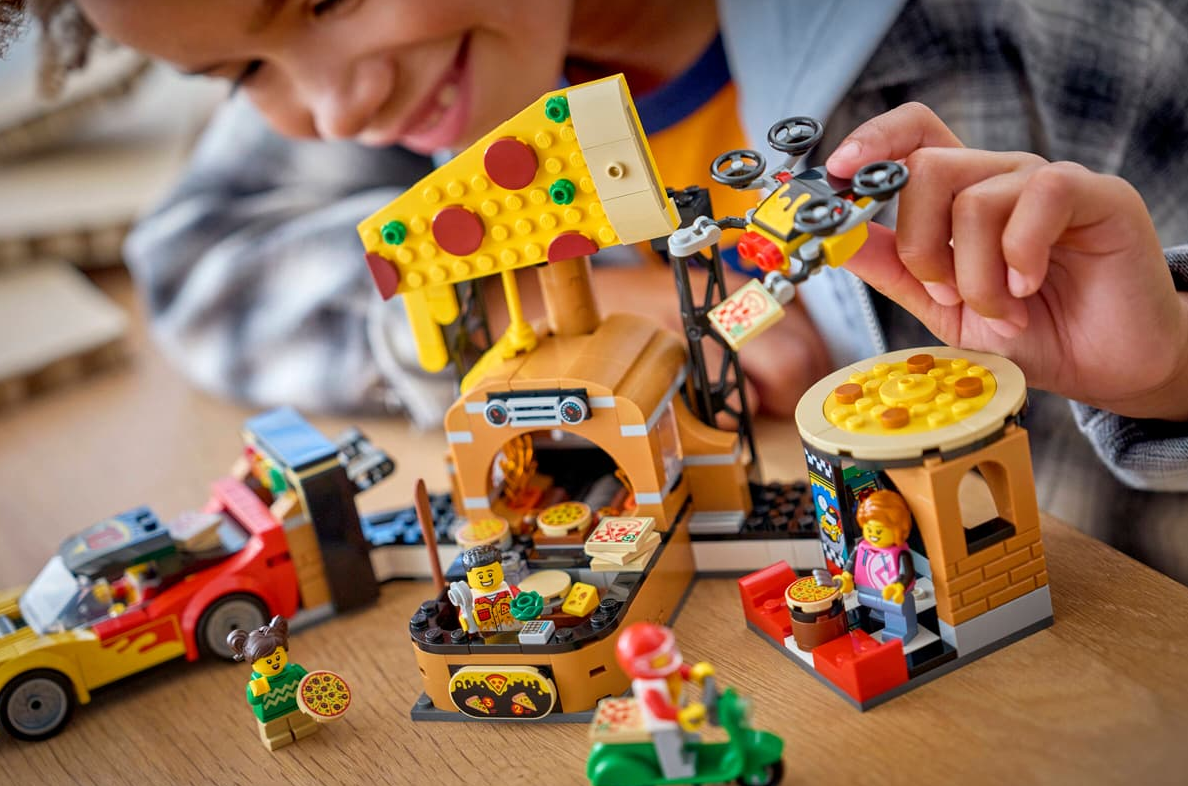 Lego-Pizzaladen mit Figuren, Fahrzeugen und Drohne.