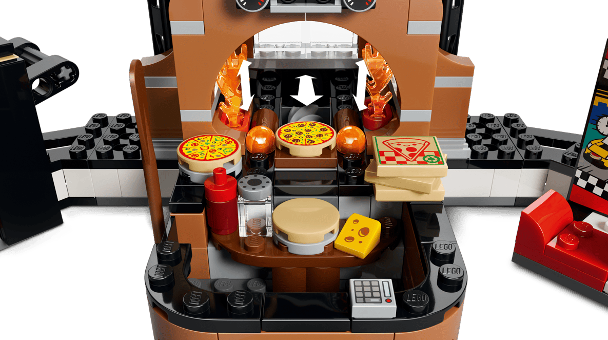 Ein Lego-Modell mit Pizzen, Käse, Ketchup und einem Ofen mit Flammen.