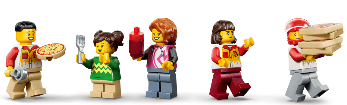 Fünf Lego-Figuren mit Pizza-Motiven, eine hält Pizza, eine Gabel, eine Flasche.