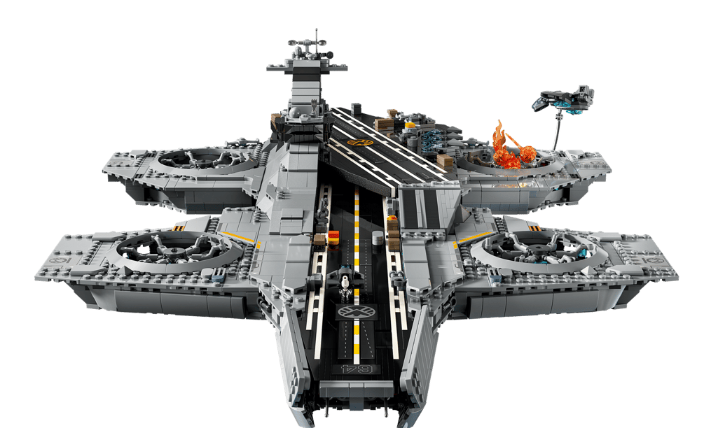 Ein graues Lego-Flugzeugträgermodell mit einem Hangar, Flugzeugen und Flammen.