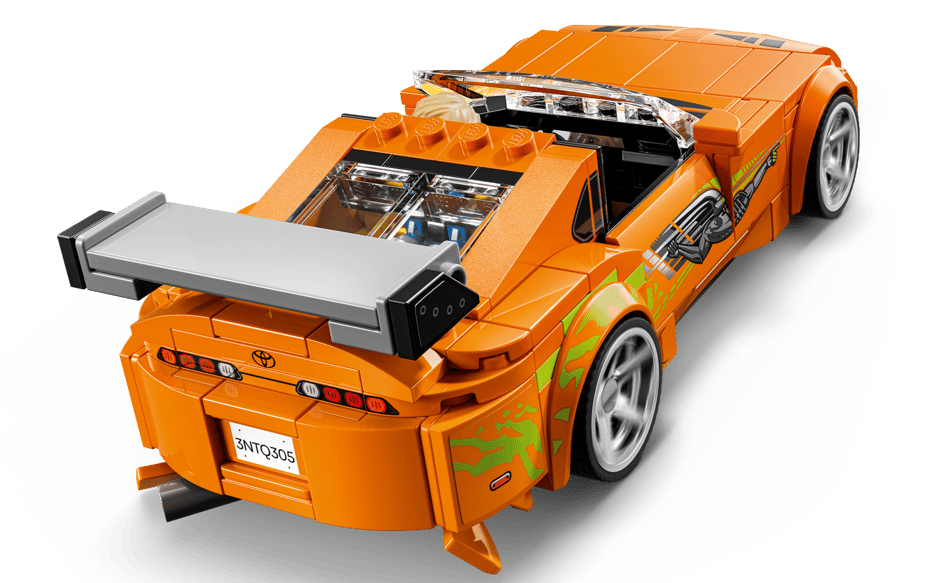 Orange Lego-Sportwagen mit Spoiler, Aufklebern und Nummernschild.