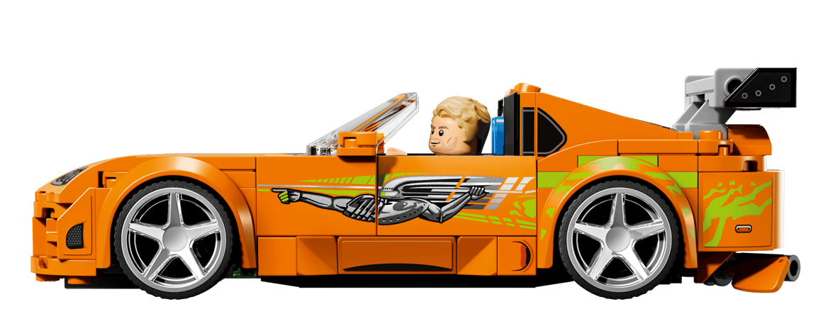 Orangenes Lego-Auto mit Fahrer, silbernen Rädern und Flammen-Grafiken.