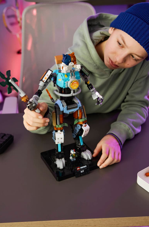 Junge baut detaillierte Lego-Figur eines Roboters mit Katzenkopf und Schwert.
