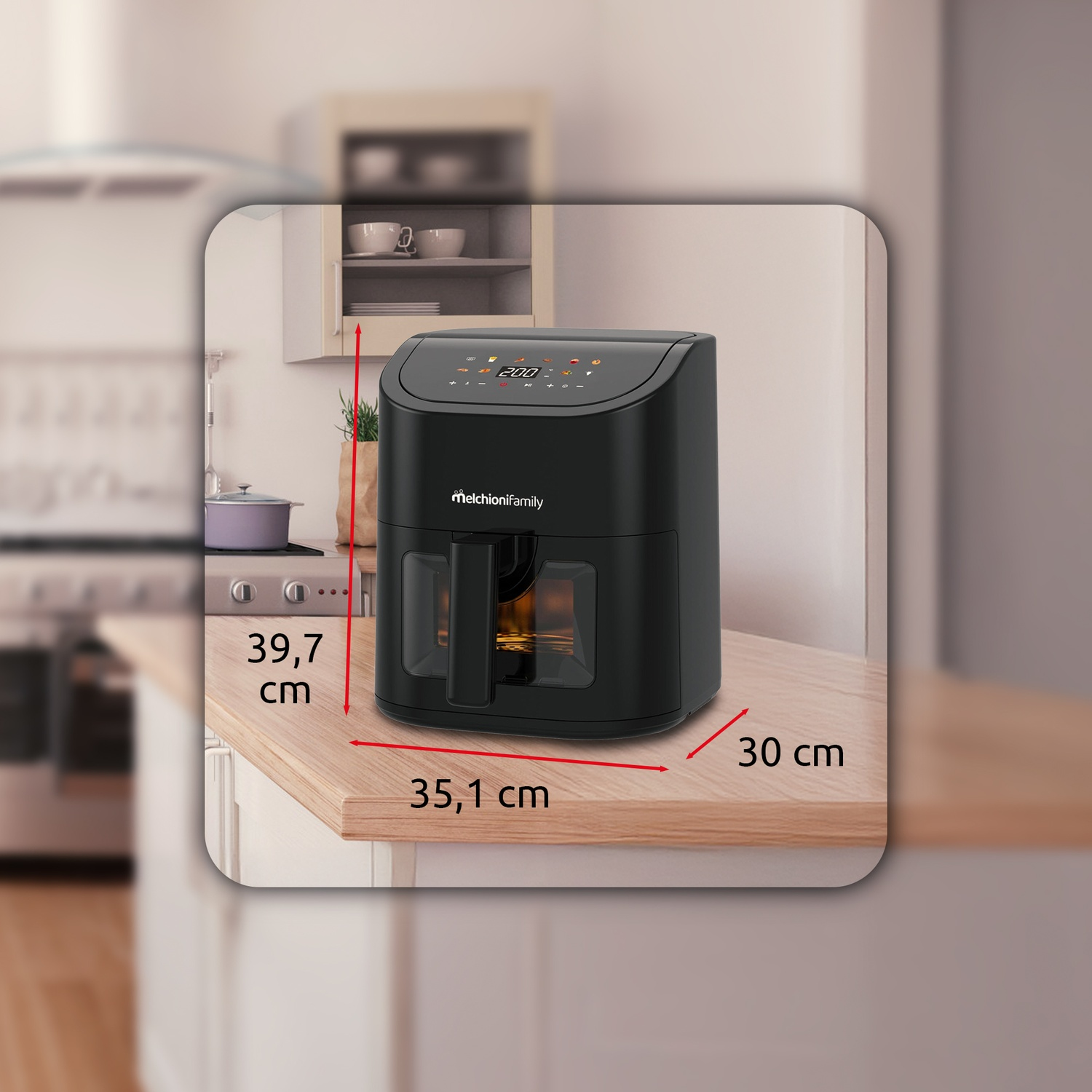 Friggitrice ad aria nera su un bancone da cucina, con dimensioni indicate.
