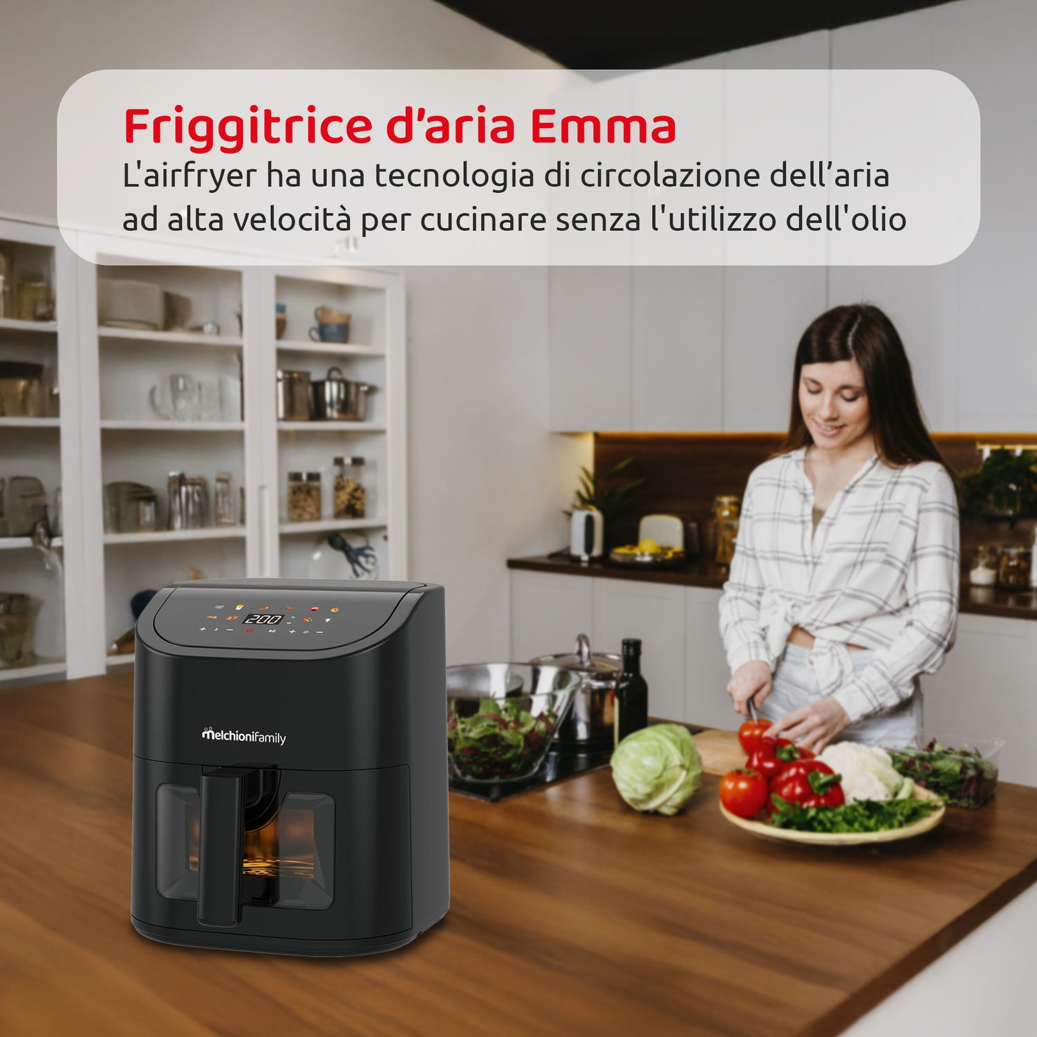 Friggitrice ad aria nera su tavolo di legno, con donna che taglia verdure.