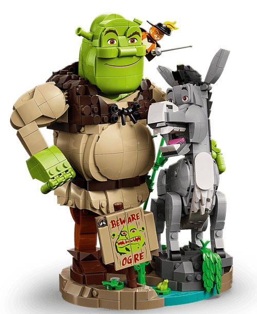 LEGO-Figuren von Shrek, Esel und gestiefeltem Kater auf einem Sockel mit Schild.