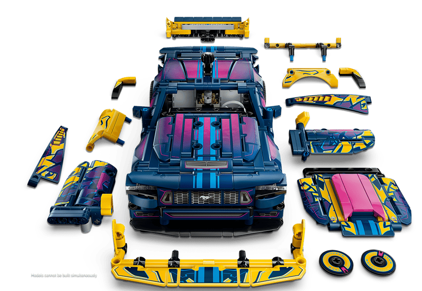 Ein zerlegtes blaues und pinkes Lego-Auto mit gelben Teilen.