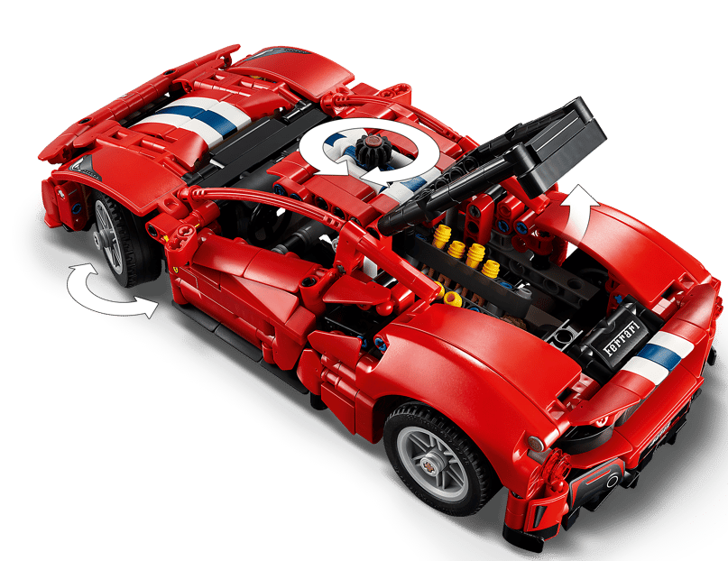 Roter Lego Ferrari mit geöffneter Motorhaube, der den Motor und gelbe Kolben zeigt.