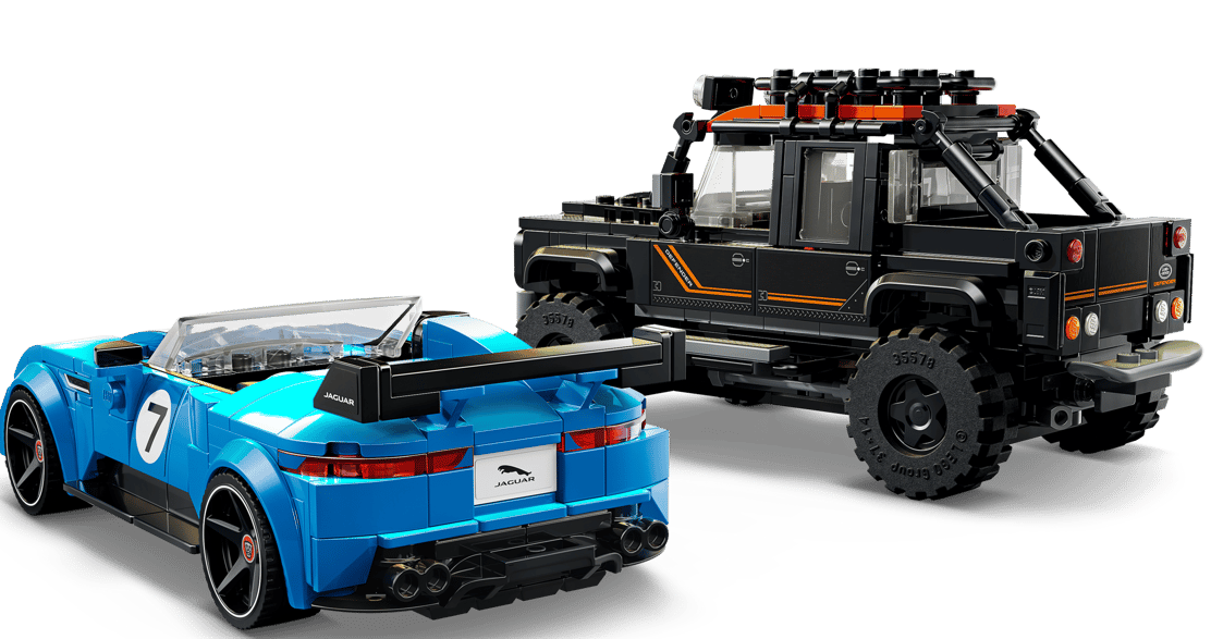 Ein blauer Jaguar und ein schwarzer Geländewagen aus Lego.