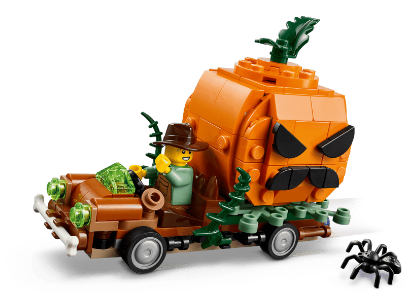 Ein Lego-Mann in braunem Hut fährt ein Kürbisauto mit Spinnen und grünen Lichtern.